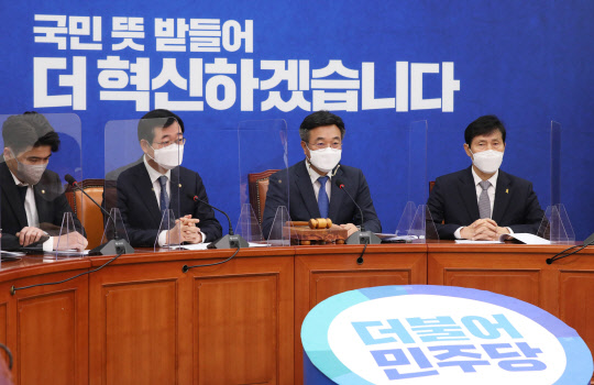 윤호중 더불어민주당 원내대표 겸 비상대책위원장. 21일 서울 여의도 국회에서 열린 비상대책위원회 회의에서 발언하고 있다. 연합뉴스.